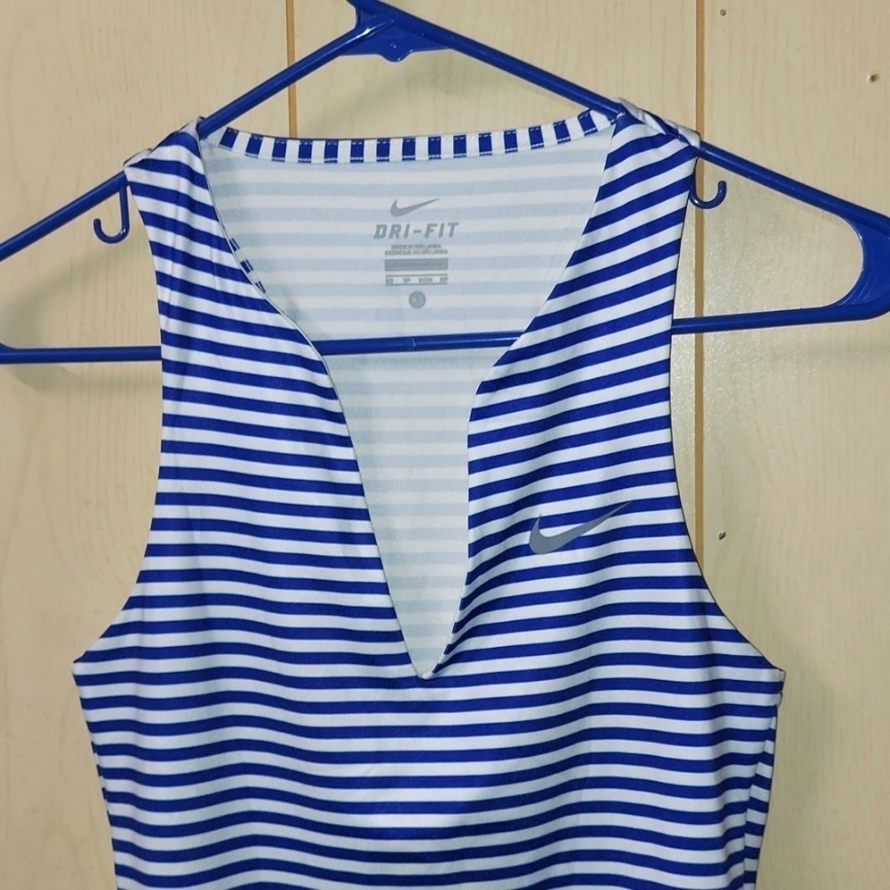 Nike Dri Fit - Picture 2 of 5
